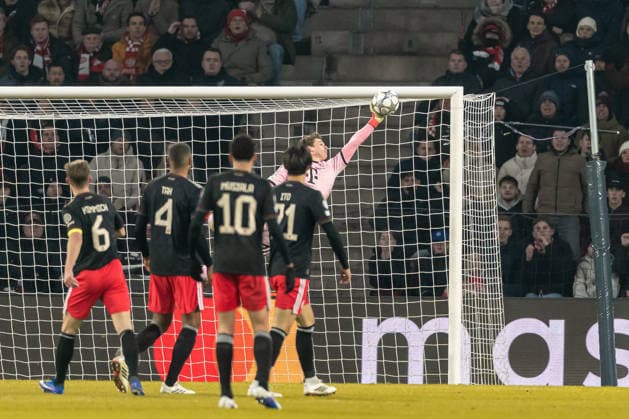 Torwart Jonas Urbig (FC Bayern München) controls the ball during the UEFA Champions League 2025 26 League Phase MD8 match between PSV Eindhoven and FC Bayern München at PSV Stadion on January 28, 2026 in Eindhoven, Netherlands. -