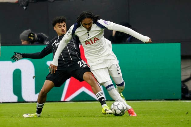 Zweikampf zwischen: Duel between: Nathaniel Brown (Eintracht Frankfurt, 21) l. and Djed Spence (Tottenham Hotspur, 24), 28.01.2026, Soccer, Eintracht Frankfurt vs Tottenham Hotspur - UEFA Champions League, GER, Frankfurt, Deutsche Bank Park. Copyright: HMBxMedia xHeikoxBecker