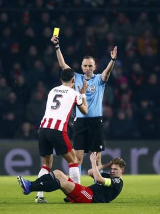 EINDHOVEN - Ivan Perisic of PSV Eindhoven receives the yellow card during the UEFA Champions League match between PSV Eindhoven and FC Bayern Munich at the Phillips Stadium on January 28, 2026, in Eindhoven, Netherlands. SEM VAN DER WAL ANP UEFA Champions League 2025-2026 xVIxANPxSportx xxANPxIVx 548918278 originalFilename: 548918278.jpg