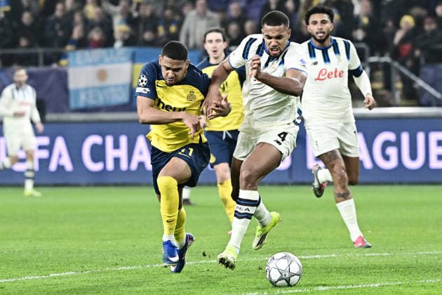 260128 Royale Union Saint-Gilloise vs Atalanta Guilherme Smith (11) of Union battles for the ball with Isak Hien (4) of Atalanta during the Uefa Champions League 8th matchday in the League phase game in season 2025 - 2026 between Royale Union Saint-Gilloise and Atalanta Bergamasca Calcio on January 28 , 2026 in Anderlecht, Belgium. (Photo by Maarten Straetemans isosport) Anderlecht Belgium  Copyright: xMaartenxStraetemansx UNION-ATALANTA_20260128_028
