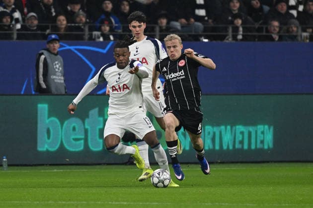 28.01.2026, xsltx, Fussball UEFA Champions League, Eintracht Frankfurt - Tottenham Hotspur v.l. Destiny Udogie (Tottenham Hotspur) Oscar Hojlund Hoejlund Hojlund (Eintracht Frankfurt) Zweikampf, Aktion, action, battle for the ball (DFL DFB REGULATIONS PROHIBIT ANY USE OF PHOTOGRAPHS as IMAGE SEQUENCES and or QUASI-VIDEO) Frankfurt am Main