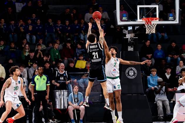 Spielaktion mit Devon Daniels (21; Veolia Towers Hamburg) beim Wurf, Jakub Urbaniak (7; Slask Wroclaw) und Zacharie Perrin (52; Veolia Towers Hamburg) in der Verteidigung, Issuf Sanon (30; Slask Wroclaw) beobachtet Devon Daniels (21; Veolia Towers Hamburg) mit Wurf Copyright: xPhilippHeistx