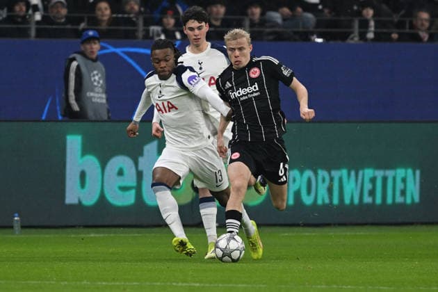 28.01.2026, xsltx, Fussball UEFA Champions League, Eintracht Frankfurt - Tottenham Hotspur v.l. Destiny Udogie (Tottenham Hotspur) Oscar Hojlund Hoejlund Hojlund (Eintracht Frankfurt) Zweikampf, Aktion, action, battle for the ball (DFL DFB REGULATIONS PROHIBIT ANY USE OF PHOTOGRAPHS as IMAGE SEQUENCES and or QUASI-VIDEO) Frankfurt am Main