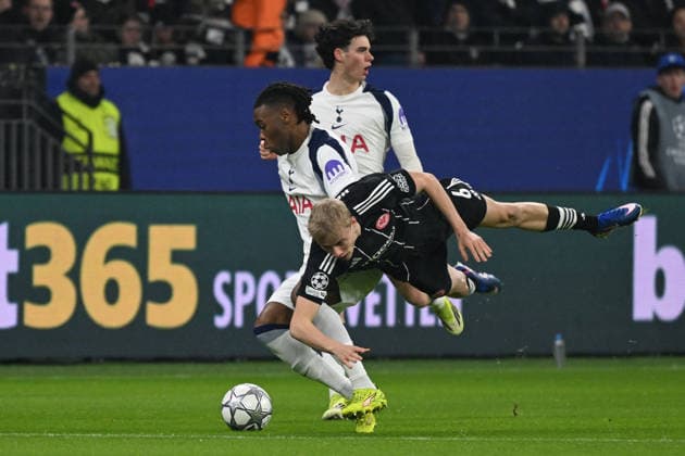 28.01.2026, xsltx, Fussball UEFA Champions League, Eintracht Frankfurt - Tottenham Hotspur v.l. Destiny Udogie (Tottenham Hotspur) Oscar Hojlund Hoejlund Hojlund (Eintracht Frankfurt) Zweikampf, Aktion, action, battle for the ball (DFL DFB REGULATIONS PROHIBIT ANY USE OF PHOTOGRAPHS as IMAGE SEQUENCES and or QUASI-VIDEO) Frankfurt am Main