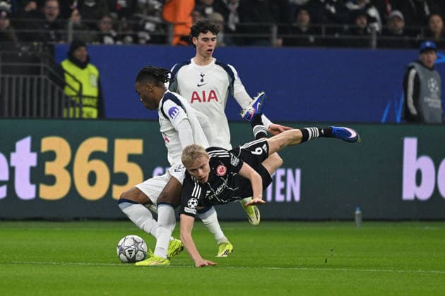 28.01.2026, xsltx, Fussball UEFA Champions League, Eintracht Frankfurt - Tottenham Hotspur v.l. Destiny Udogie (Tottenham Hotspur) Oscar Hojlund Hoejlund Hojlund (Eintracht Frankfurt) Zweikampf, Aktion, action, battle for the ball (DFL DFB REGULATIONS PROHIBIT ANY USE OF PHOTOGRAPHS as IMAGE SEQUENCES and or QUASI-VIDEO) Frankfurt am Main