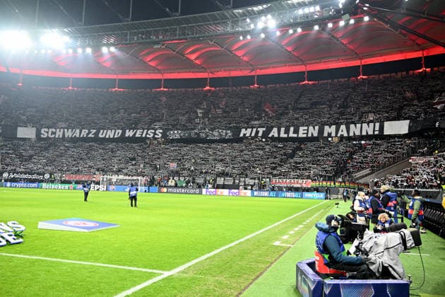28.01.2026, xsltx, Fussball UEFA Champions League, Eintracht Frankfurt - Tottenham Hotspur v.l. Fans Eintracht Frankfurt, Stimmung, Schals, (DFL DFB REGULATIONS PROHIBIT ANY USE OF PHOTOGRAPHS as IMAGE SEQUENCES and or QUASI-VIDEO) Frankfurt am Main