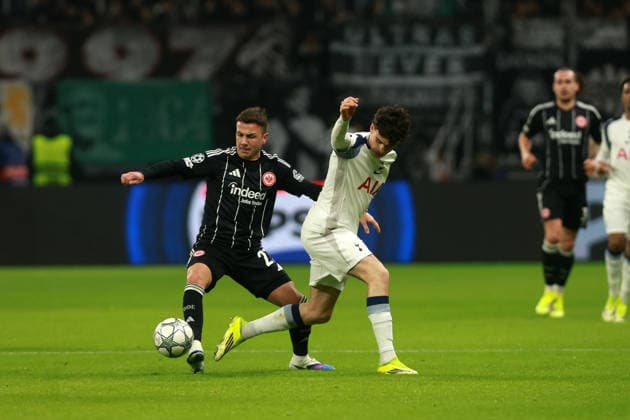 GER, Champions League, Eintracht Frankfurt vs Tottenham Hotpsur 28.01.2026, Deutsche Bank Parkq, Frankfurt am Main, GER, Champions League, Eintracht Frankfurt vs Tottenham Hotpsur im Bild Mario Götze Goetze (Eintracht Frankfurt, 27, schwarz) im Zweikampf mit Archie Gray (Tottenham Hotspur, 14, weiß)