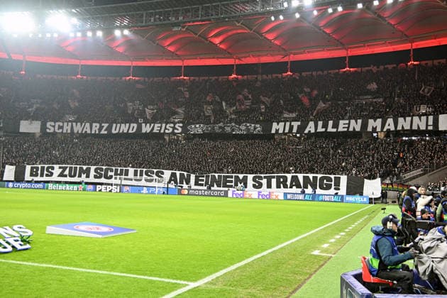 28.01.2026, xsltx, Fussball UEFA Champions League, Eintracht Frankfurt - Tottenham Hotspur v.l. Fans Eintracht Frankfurt, Stimmung, Schals, (DFL DFB REGULATIONS PROHIBIT ANY USE OF PHOTOGRAPHS as IMAGE SEQUENCES and or QUASI-VIDEO) Frankfurt am Main