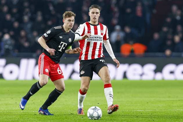 EINDHOVEN , 28-01-2026 , Philips Stadium , season 2025 2026 , UEFA Champions League football , League phase matchday 8 , match between PSV and Bayern Munchen , picture shows Bayern Munchen player Joshua Kimmich and PSV player Joey Veerman PSV - Bayern Munchen  x201144413x Copyright: