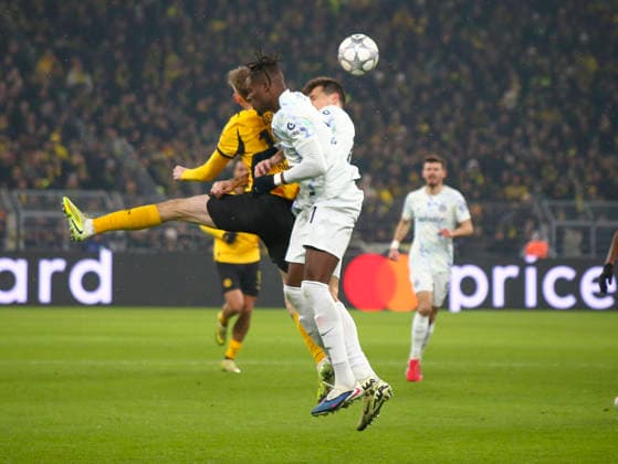 Fussball UEFA Champions League 2025 26, 8. Spieltag Ligaphase - Borussia Dortmund vs Inter Mailand - Signal Iduna Park-Stadion (Dortmund): Yann Bisseck (Inter Mailand, 31) Maximilian Beier (Borussia Dortmund, 14) Dortmund Copyright: xAymanxAlahmedx