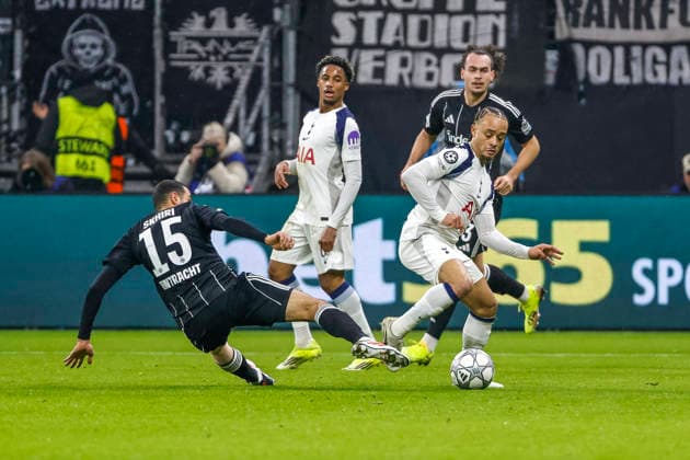 Ellyes Skhiri (Eintracht Frankfurt, 15) und Xavi (Tottenham Hotspur, 07) im Zweikampf , Deutschland, Fussball, UEFA Champions League, 8. Spieltag, 2025 2026, Eintracht Frankfurt vs. Tottenham Hotspur, 28.01.2026, Frankfurt am Main Deutsche-Bank-Park Deutschland Copyright: xGrantxHubbsx