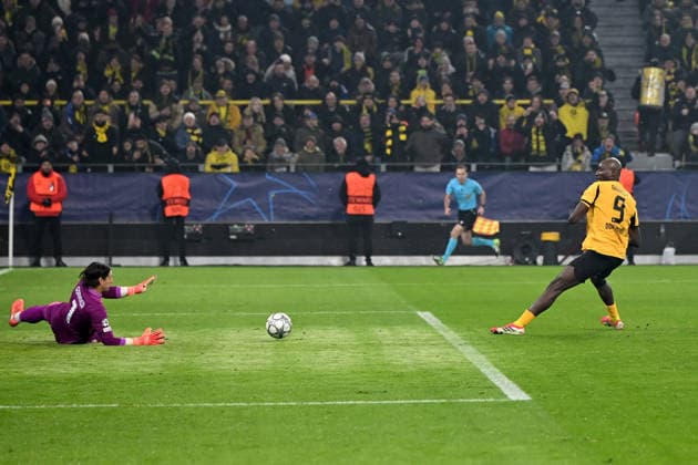 goalkeeper Yann Sommer (FC Internazionale) und Serhou Guirassy (Borussia Dortmund) im Zweikampf waehrend des Spiels der UEFA Champions League 2025 26, 8. Spieltag Ligaphase zwischen Borussia Dortmund und Inter Mailand, BVB Stadion am 28. January 2026 in Dortmund, Deutschland. (Foto von Ralf Treese DeFodi Images) +++ goalkeeper Yann Sommer (FC Internazionale) und Serhou Guirassy (Borussia Dortmund) battle for the ball during the UEFA Champions League 2025 26 League Phase MD8 match between Borussia Dortmund and FC Internazionale Milano at BVB Stadion Dortmund on January 28, 2026 in Dortmund, Germany. (Photo by Ralf Treese DeFodi Images) -