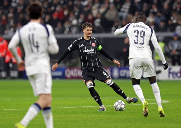 28.01.2026, xovx, Fußball UEFA Champions-League, Eintracht Frankfurt - Tottenham Hotspur v.l. Archie Gray (Tottenham Hotspur), Robin Koch (Eintracht Frankfurt), Randal Kolo Muani (Tottenham Hotspur) (DFL DFB REGULATIONS PROHIBIT ANY USE OF PHOTOGRAPHS as IMAGE SEQUENCES and or QUASI-VIDEO) emspor Frankfurt am Main