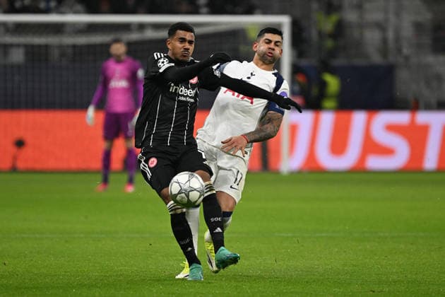 28.01.2026, xjhx, Fussball UEFA Champions League, Eintracht Frankfurt - Tottenham Hotspur v.l. Ansgar Knauff (Eintracht Frankfurt) Cristian Romero (Tottenham Hotspur) Zweikampf, Aktion, action, battle for the ball Frankfurt am Main