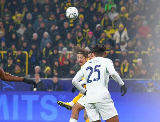 Fussball UEFA Champions League 2025 26, 8. Spieltag Ligaphase - Borussia Dortmund vs Inter Mailand - Signal Iduna Park-Stadion (Dortmund): Fabio Silva Fabio Silva (Borussia Dortmund, 21) Manuel Akanji (Inter Mailand, 25) Dortmund Copyright: xAymanxAlahmedx