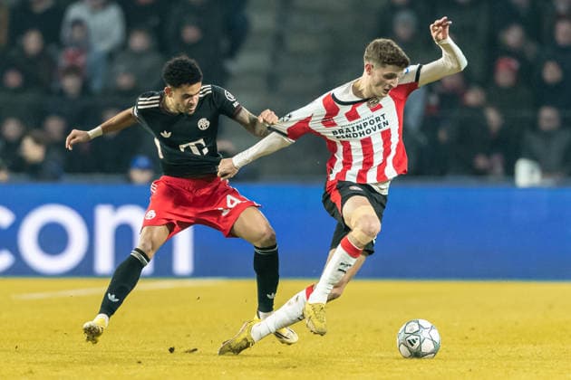 Luis Diaz (FC Bayern München) und Guus Til (PSV Eindhoven) battle for the ball during the UEFA Champions League 2025 26 League Phase MD8 match between PSV Eindhoven and FC Bayern München at PSV Stadion on January 28, 2026 in Eindhoven, Netherlands. -