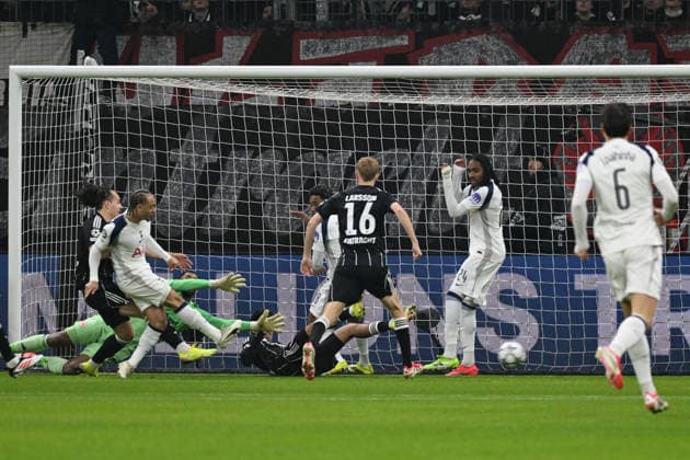 28.01.2026, xsltx, Fussball UEFA Champions League, Eintracht Frankfurt - Tottenham Hotspur v.l. Xavi Simons (Tottenham Hotspur) aberkanntes Tor Kaua Santos (Eintracht Frankfurt) Nathaniel Brown (Eintracht Frankfurt) Hugo Larsson (Eintracht Frankfurt) (DFL DFB REGULATIONS PROHIBIT ANY USE OF PHOTOGRAPHS as IMAGE SEQUENCES and or QUASI-VIDEO) Frankfurt am Main