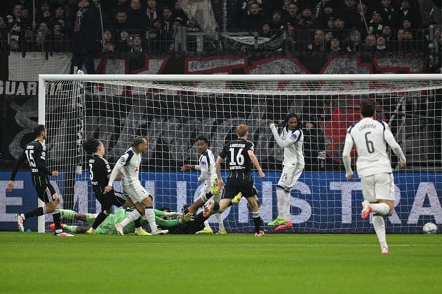 28.01.2026, xsltx, Fussball UEFA Champions League, Eintracht Frankfurt - Tottenham Hotspur v.l. Xavi Simons (Tottenham Hotspur) aberkanntes Tor Kaua Santos (Eintracht Frankfurt) Nathaniel Brown (Eintracht Frankfurt) Hugo Larsson (Eintracht Frankfurt) (DFL DFB REGULATIONS PROHIBIT ANY USE OF PHOTOGRAPHS as IMAGE SEQUENCES and or QUASI-VIDEO) Frankfurt am Main