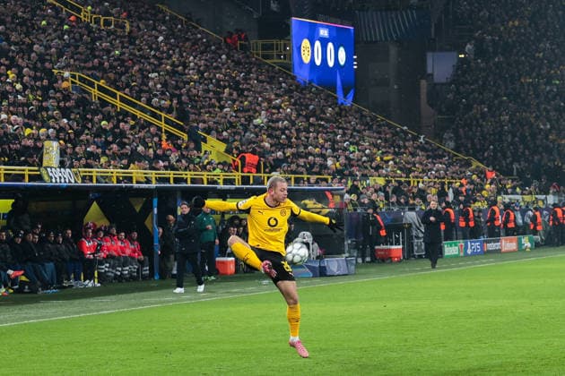 28.01.2026, UEFA Champions League, 8. Spieltag, Borussia Dortmund - Inter Mailand, Julian Ryerson (Borussia Dortmund) nimmt den Ball an, Dortmund Signal Iduna Park NRW Deutschland xRHR-FOTO DEx Copyright: DennisxEwert RHR-FOTOx RHR-FOTO DE