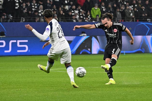 28.01.2026, xsltx, Fussball UEFA Champions League, Eintracht Frankfurt - Tottenham Hotspur v.l. Wilson Odobert (Tottenham Hotspur) Arthur Theate (Eintracht Frankfurt) Zweikampf, Aktion, action, battle for the ball (DFL DFB REGULATIONS PROHIBIT ANY USE OF PHOTOGRAPHS as IMAGE SEQUENCES and or QUASI-VIDEO) Frankfurt am Main