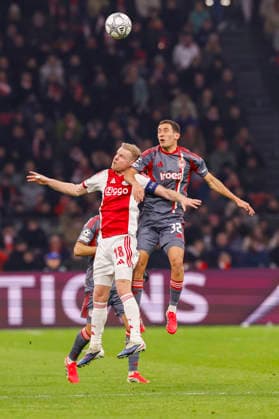 2026-01-28 AFC Ajax v Olympiacos FC - UEFA Champions League AMSTERDAM, NETHERLANDS - JANUARY 28: Davy Klaassen of AFC Ajax, Santiago Hezze of Olympiacos FC during the UEFA Champions League match between AFC Ajax and Olympiacos FC at Johan Cruijff ArenA on January 28, 2026 in Amsterdam, Netherlands. Amsterdam Johan Cruijff ArenA Netherlands Content not available for redistribution in The Netherlands directly or indirectly through any third parties. Copyright: xBenxGalx
