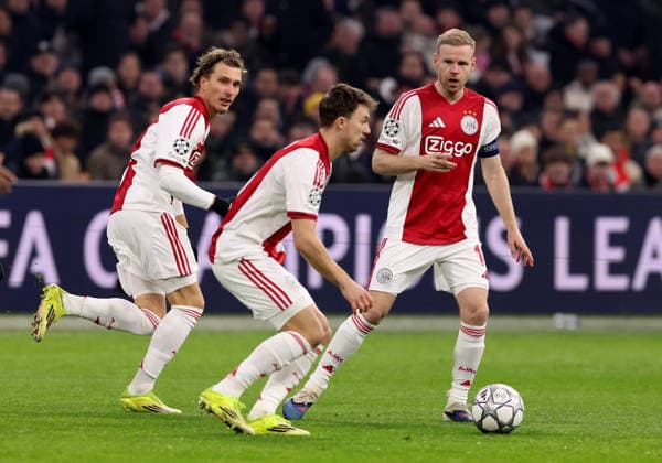 Davy Klaassen of AFC Ajax with Mika Godts of AFC Ajax and Youri Regeer of AFC Ajax during the match AFC Ajax Amsterdam vs Olympiacos Piraues at the Johan Cruijff ArenA for the UEFA Champions League season 2025-2026 in AMSTERDAM, Netherlands on 28 january 2026 -