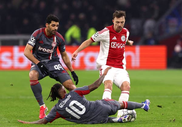 Youri Regeer of AFC Ajax battles for the ball with Gelson Martins of Olympiakos Piraeus and Mehdi Taremi of Olympiakos Piraeus during the match AFC Ajax Amsterdam vs Olympiacos Piraues at the Johan Cruijff ArenA for the UEFA Champions League season 2025-2026 in AMSTERDAM, Netherlands on 28 january 2026 -