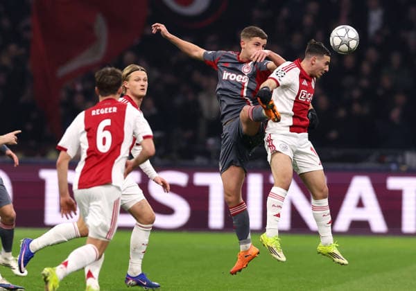 Oscar Gloukh of AFC Ajax battles for the ball with Christos Mouzakitis of Olympiakos Piraeus during the match AFC Ajax Amsterdam vs Olympiacos Piraues at the Johan Cruijff ArenA for the UEFA Champions League season 2025-2026 in AMSTERDAM, Netherlands on 28 january 2026 -