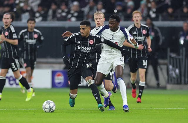 28.01.2026, Fussball UEFA Champions League, Eintracht Frankfurt - Tottenham Hotspur, emonline, emspor, v.l., Ansgar Knauff (Eintracht Frankfurt), Pape Matar Sarr (Tottenham Hotspur) DFL DFB REGULATIONS PROHIBIT ANY USE OF PHOTOGRAPHS AS IMAGE SEQUENCES AND OR QUASI-VIDEO. xdcx Copyright: HMBxMedia Claus