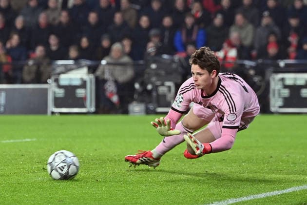 28.01.2026, xjrdrx, Fussball UEFA Champions League, PSV Eindhoven - FC Bayern Muenchen v.l. Jonas Urbig (FC Bayern Muenchen) (DFL DFB REGULATIONS PROHIBIT ANY USE OF PHOTOGRAPHS as IMAGE SEQUENCES and or QUASI-VIDEO) Eindhoven