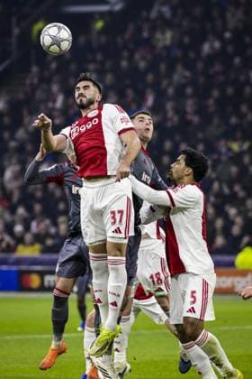 AMSTERDAM (l-r) Josip Sutalo of AFC Ajax sprints to the ball during a corner kick during the UEFA Champions League match between AFC Ajax and Olympiakos Piraeus at the Johan Cruijff ArenA on January 28, 2026, in Amsterdam, Netherlands. OLAF KRAAK ANP UEFA Champions League 2025-2026 xVIxANPxSportx xxANPxIVx 548919127 originalFilename: 548919127.jpg