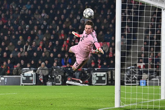 28.01.2026, xjrdrx, Fussball UEFA Champions League, PSV Eindhoven - FC Bayern Muenchen v.l. Jonas Urbig (FC Bayern Muenchen) (DFL DFB REGULATIONS PROHIBIT ANY USE OF PHOTOGRAPHS as IMAGE SEQUENCES and or QUASI-VIDEO) Eindhoven