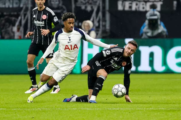 Wilson Odobert (Tottenham Hotspur, 28) und Mario Götze, Gotze (Eintracht Frankfurt, 27) im Zweikampf , Deutschland, Fussball, UEFA Champions League, 8. Spieltag, 2025 2026, Eintracht Frankfurt vs. Tottenham Hotspur, 28.01.2026, Frankfurt am Main Deutsche-Bank-Park Deutschland Copyright: xGrantxHubbsx