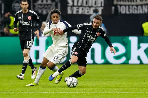 Wilson Odobert (Tottenham Hotspur, 28) und Mario Götze, Gotze (Eintracht Frankfurt, 27) im Zweikampf , Deutschland, Fussball, UEFA Champions League, 8. Spieltag, 2025 2026, Eintracht Frankfurt vs. Tottenham Hotspur, 28.01.2026, Frankfurt am Main Deutsche-Bank-Park Deutschland Copyright: xGrantxHubbsx