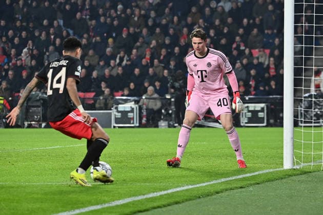28.01.2026, xjrdrx, Fussball UEFA Champions League, PSV Eindhoven - FC Bayern Muenchen v.l. Luis Diaz (FC Bayern Muenchen) Jonas Urbig (FC Bayern Muenchen) (DFL DFB REGULATIONS PROHIBIT ANY USE OF PHOTOGRAPHS as IMAGE SEQUENCES and or QUASI-VIDEO) Eindhoven