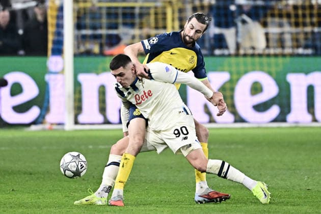 260128 Royale Union Saint-Gilloise vs Atalanta Nikola Krstovic (90) of Atalanta battles for the ball with Christian Burgess (16) of Union during the Uefa Champions League 8th matchday in the League phase game in season 2025 - 2026 between Royale Union Saint-Gilloise and Atalanta Bergamasca Calcio on January 28 , 2026 in Anderlecht, Belgium. (Photo by Maarten Straetemans isosport) Anderlecht Belgium  Copyright: xMaartenxStraetemansx UNION-ATALANTA_20260128_039