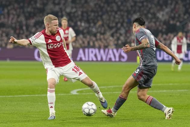 AMSTERDAM , 28-01-2026 , JohanCruijff ArenA , season 2025 2026 , UEFA Champions League football , League phase Matchday 8 , match between Ajax and Olympiacos , picture shows Ajax player Davy Klaassen, Olympiacos player Francisco Ortega Ajax - Olympiacos  x201144767x Copyright:
