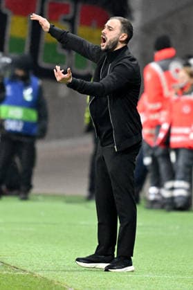 28.01.2026, xsltx, Fussball UEFA Champions League, Eintracht Frankfurt - Tottenham Hotspur v.l. Interimstrainer Dennis Schmitt (Eintracht Frankfurt) gibt Anweisungen, gestikuliert, mit den Armen gestikulieren gives instructions, gesticulate (DFL DFB REGULATIONS PROHIBIT ANY USE OF PHOTOGRAPHS as IMAGE SEQUENCES and or QUASI-VIDEO) Frankfurt am Main