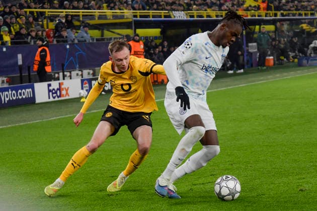 v. li. im Zweikampf Maximilian Beier (Dortmund 14) Yann Bisseck (Inter 31) 28.01.2026 Fussball, Champions League, Borussia Dortmund vs Inter Mailand , Signal Iduna Park, Dortmund,