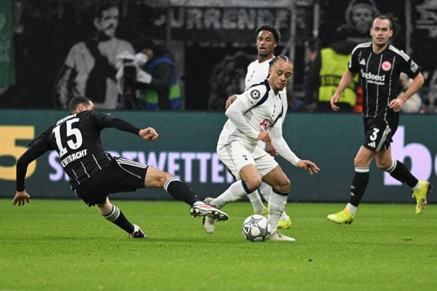 28.01.2026, xsltx, Fussball UEFA Champions League, Eintracht Frankfurt - Tottenham Hotspur v.l. Ellyes Skhiri (Eintracht Frankfurt) Xavi Simons (Tottenham Hotspur) Zweikampf, Aktion, action, battle for the ball (DFL DFB REGULATIONS PROHIBIT ANY USE OF PHOTOGRAPHS as IMAGE SEQUENCES and or QUASI-VIDEO) Frankfurt am Main