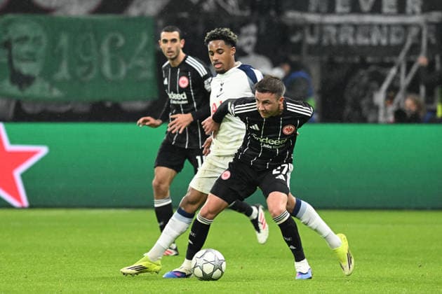 28.01.2026, xsltx, Fussball UEFA Champions League, Eintracht Frankfurt - Tottenham Hotspur v.l. Wilson Odobert (Tottenham Hotspur) Mario Götze Goetze (Eintracht Frankfurt) Zweikampf, Aktion, action, battle for the ball (DFL DFB REGULATIONS PROHIBIT ANY USE OF PHOTOGRAPHS as IMAGE SEQUENCES and or QUASI-VIDEO) Frankfurt am Main