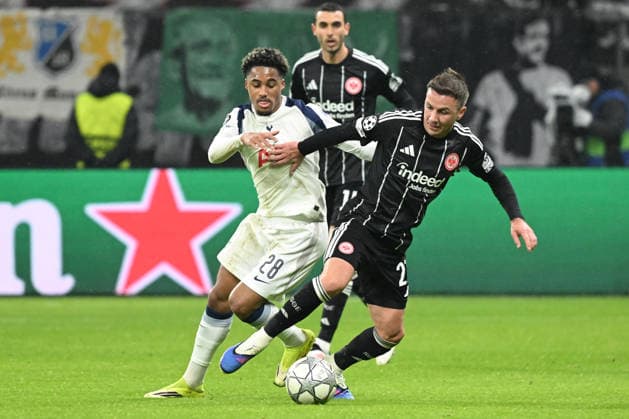 28.01.2026, xsltx, Fussball UEFA Champions League, Eintracht Frankfurt - Tottenham Hotspur v.l. Wilson Odobert (Tottenham Hotspur) Mario Götze Goetze (Eintracht Frankfurt) Zweikampf, Aktion, action, battle for the ball (DFL DFB REGULATIONS PROHIBIT ANY USE OF PHOTOGRAPHS as IMAGE SEQUENCES and or QUASI-VIDEO) Frankfurt am Main