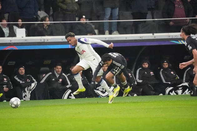 Zweikampf Wilson Odobert (Tottenham Hotspur, 28) gegen Nathaniel Brown (Eintracht Frankfurt) - Frankfurt 28.01.2026: Eintracht Frankfurt vs. Tottenham Hotspurs, Deutsche Bank Park, 8. Spieltag Champions League