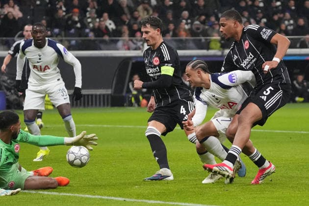 Xavi Simons (Tottenham Hotspur, 7) zieht ab gegen Robin Koch (Eintracht Frankfurt) und Aurele Amenda (Eintracht Frankfurt) - Frankfurt 28.01.2026: Eintracht Frankfurt vs. Tottenham Hotspurs, Deutsche Bank Park, 8. Spieltag Champions League