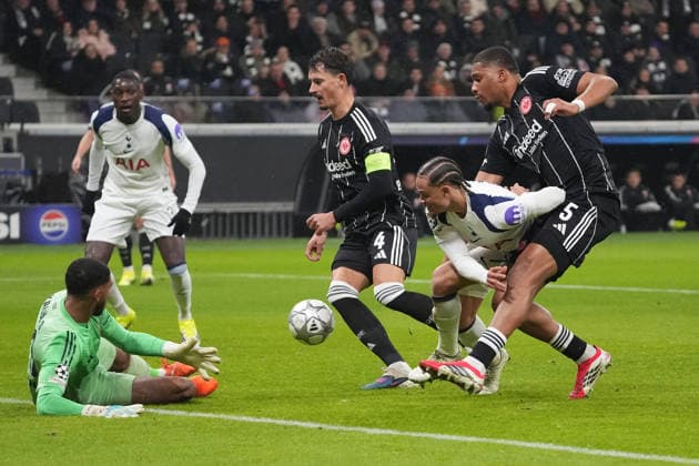 Xavi Simons (Tottenham Hotspur, 7) zieht ab gegen Robin Koch (Eintracht Frankfurt) und Aurele Amenda (Eintracht Frankfurt) - Frankfurt 28.01.2026: Eintracht Frankfurt vs. Tottenham Hotspurs, Deutsche Bank Park, 8. Spieltag Champions League