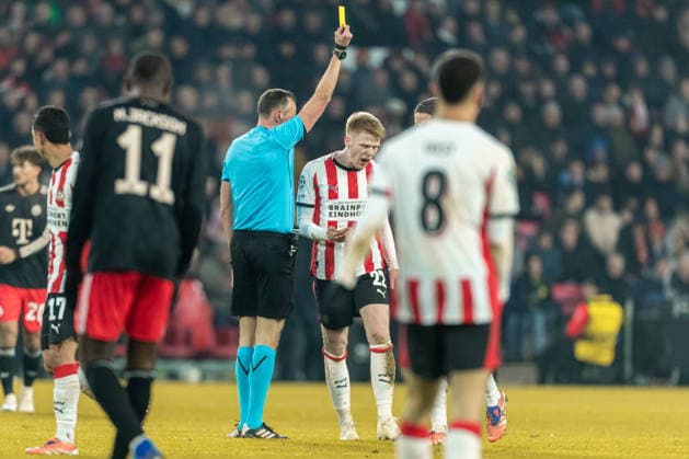 Schiedsrichterin Joao Pinheiro zeigt Jerdy Schouten (PSV Eindhoven) the yellow card during the UEFA Champions League 2025 26 League Phase MD8 match between PSV Eindhoven and FC Bayern München at PSV Stadion on January 28, 2026 in Eindhoven, Netherlands. -
