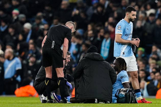 Manchester, England, 28th January 2026. Jeremy Doku of Manchester City receives medical treatment during the Manchester City vs Galatasaray UEFA Champions League match at the Etihad Stadium, Manchester. Picture credit should read: Andrew Yates Sportimage EDITORIAL USE ONLY. No use with unauthorised audio, video, data, fixture lists, club league logos or live services. Online in-match use limited to 120 images, no video emulation. No use in betting, games or single club league player publications. SPI_038_AY_Man_City_Galatasaray SPI-4489-0077