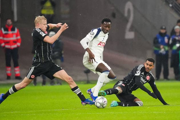 Zweikampf Wilson Odobert (Tottenham Hotspur, 28) gegen Nathaniel Brown (Eintracht Frankfurt) - Frankfurt 28.01.2026: Eintracht Frankfurt vs. Tottenham Hotspurs, Deutsche Bank Park, 8. Spieltag Champions League