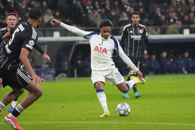 Wilson Odobert (Tottenham Hotspur, 28) zieht ab - Frankfurt 28.01.2026: Eintracht Frankfurt vs. Tottenham Hotspurs, Deutsche Bank Park, 8. Spieltag Champions League