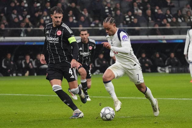 Xavi Simons (Tottenham Hotspur, 7) gegen Robin Koch (Eintracht Frankfurt) - Frankfurt 28.01.2026: Eintracht Frankfurt vs. Tottenham Hotspurs, Deutsche Bank Park, 8. Spieltag Champions League